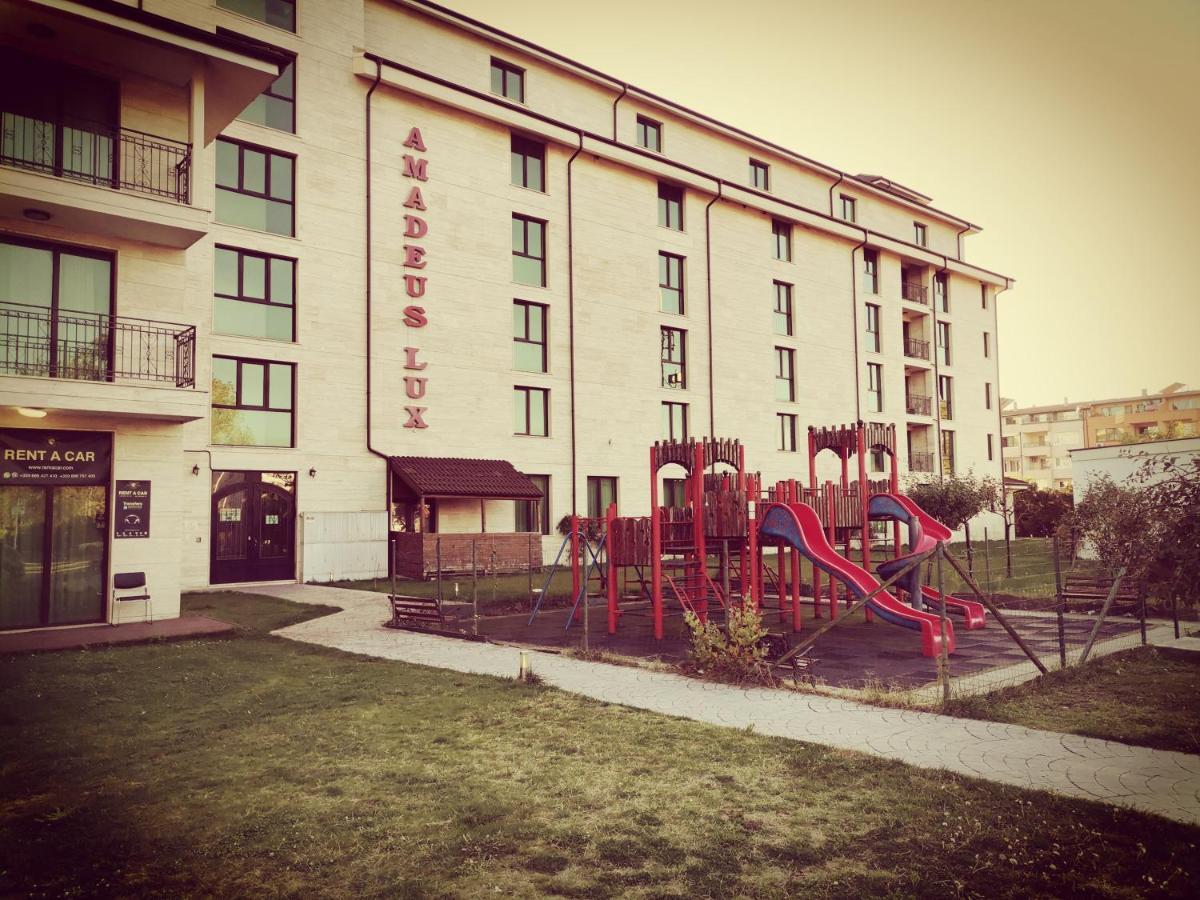 Pool Apartment Amadeus Lux Pantai Sunny Bagian luar foto